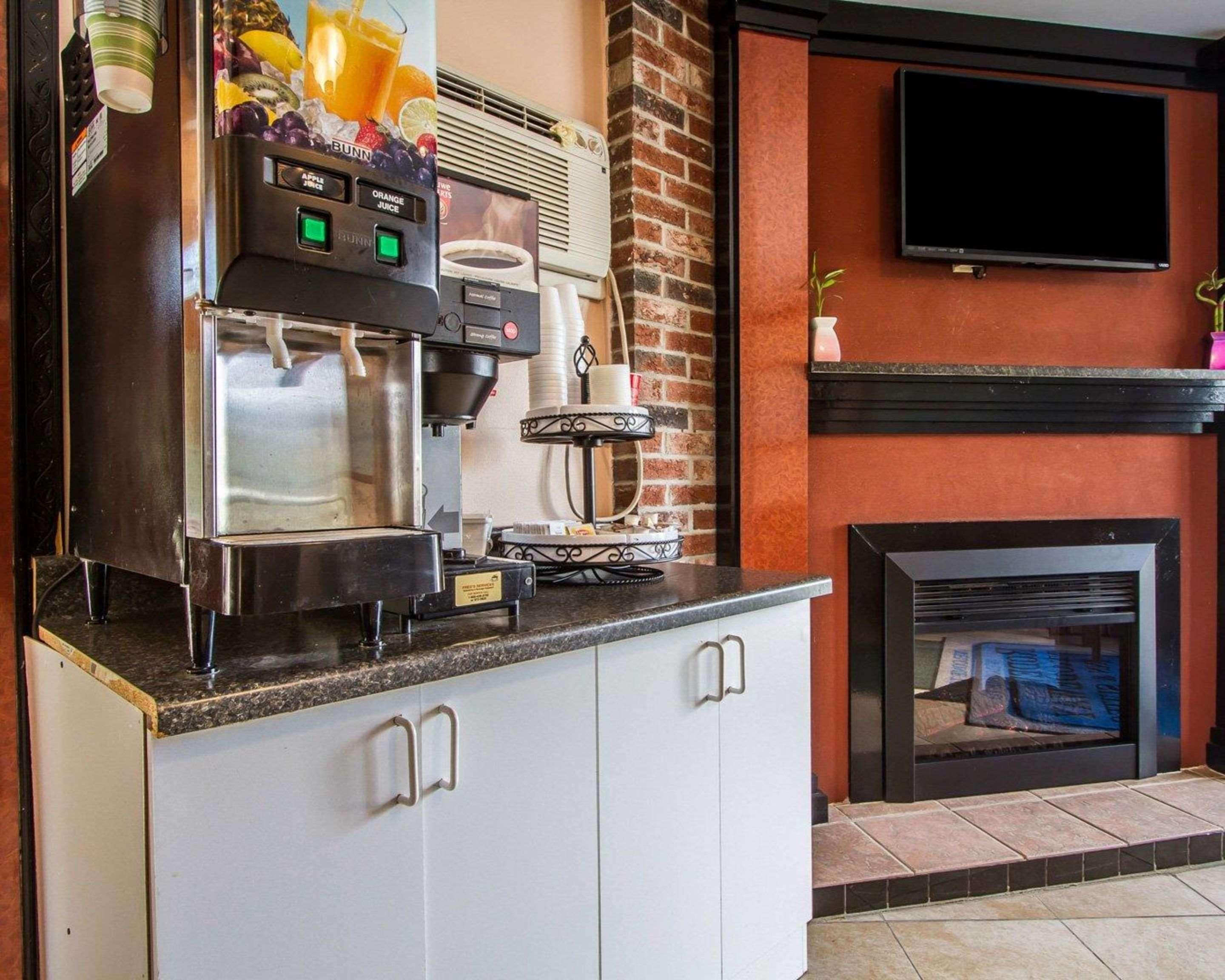 Rodeway Inn & Suites Brunswick Near Hwy 1 Kültér fotó